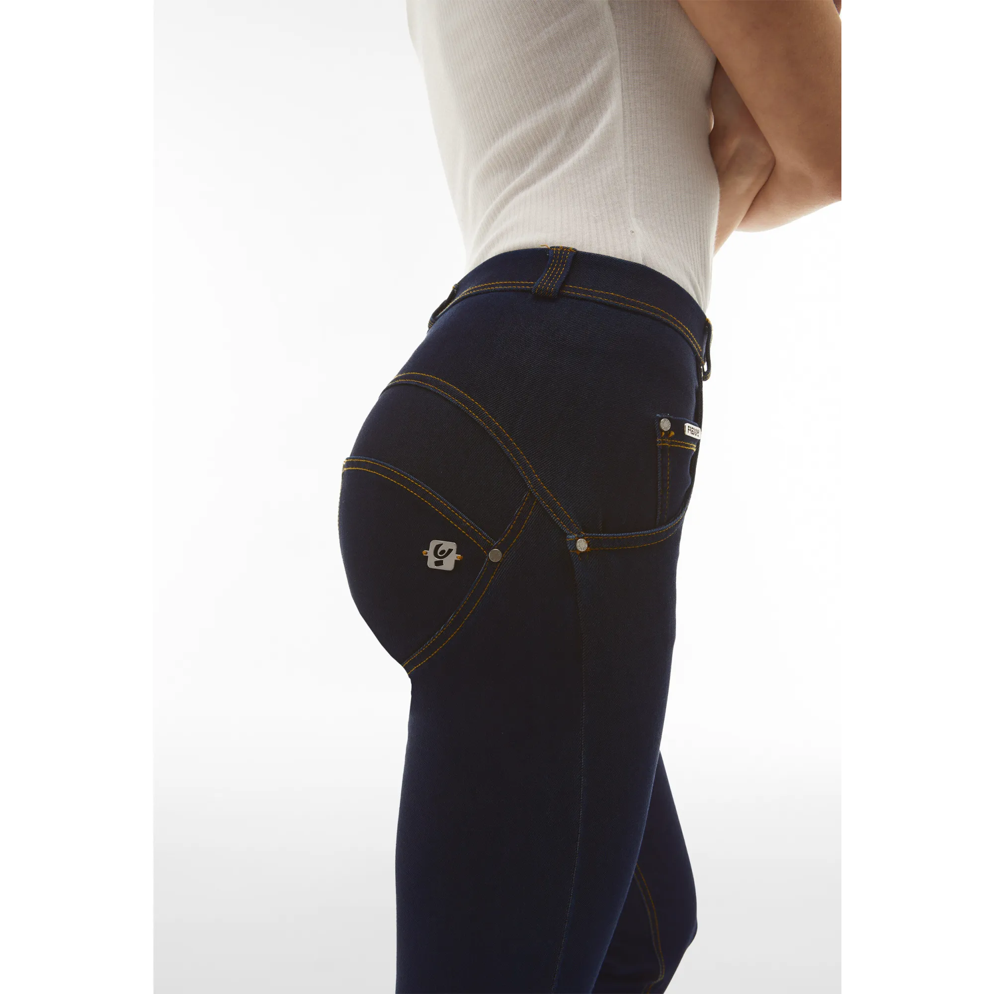 Freddy WR.UP® Snug Denim spodnie Push-Up - 7/8 Super Skinny z wysokim stanem - Ciemnoniebieski z żółtymi szwami - J115Y